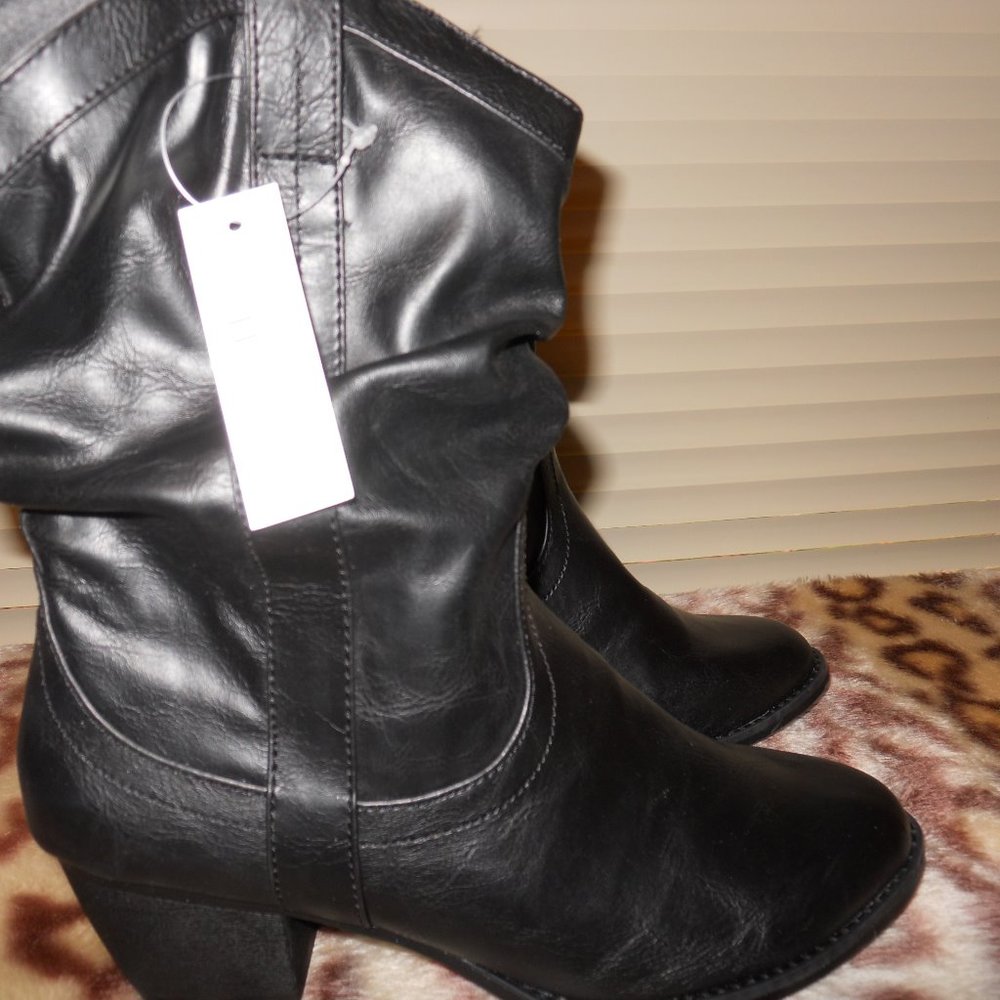 new with tags  size 7 black slouch boot